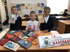 В нашей школьной библиотеке проходит выставка книг, посвящённая окончанию ll Мировой войны.